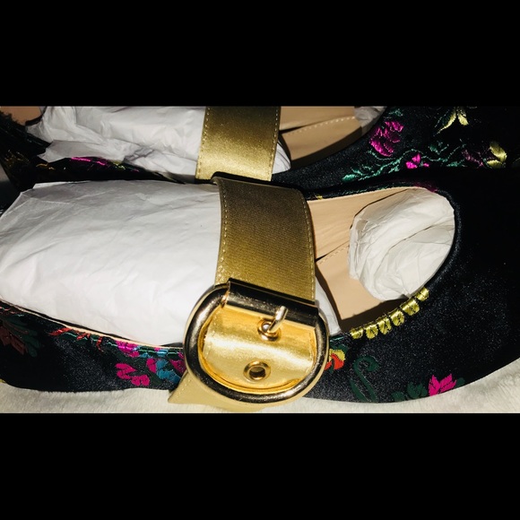 Brand New Blk embroidered pointy toe flats w/gold straps - Picture 3 of 8